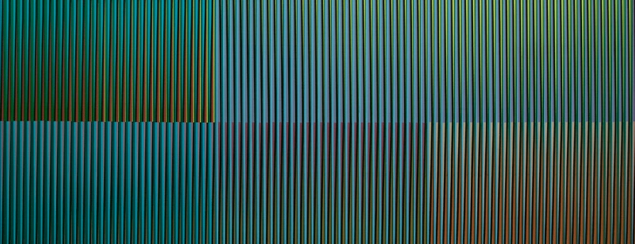 Imagen promocional de la exposición Cromofilia (Chromophilia) de Carlos Cruz-Diez en el Museo de Arte Moderno de Bogotá. La exposición se lleva a cabo del 14 de marzo al 9 de junio de 2024 y presenta una obra con gradientes de colores desde el verde y azul hasta el rojo.